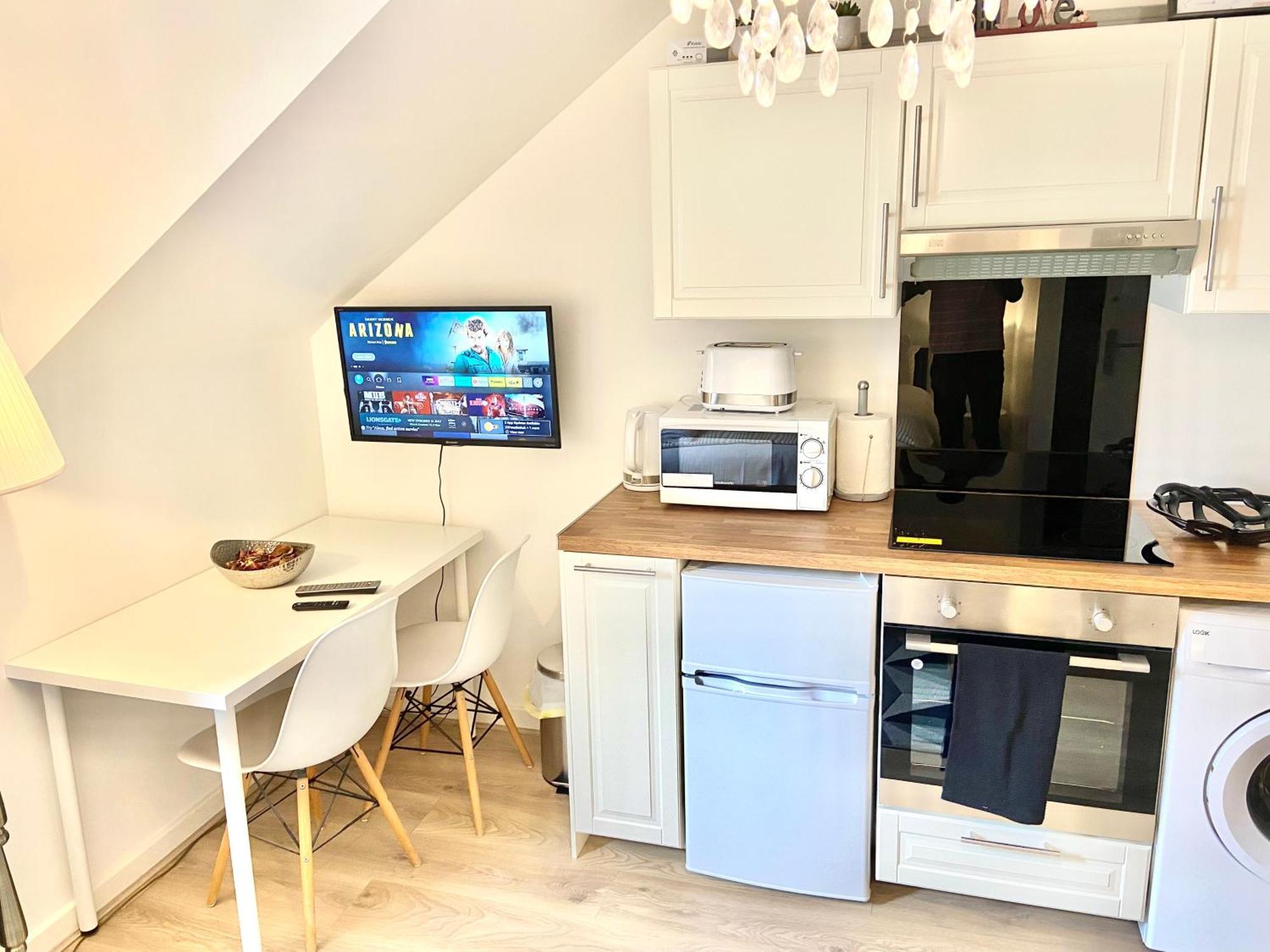 London Studio Self Contained, Newly Furbished Екстериор снимка